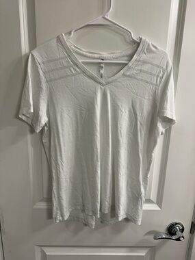 Kuhl Arabella White V-Neck Short Sleeve Tee - women’s medium